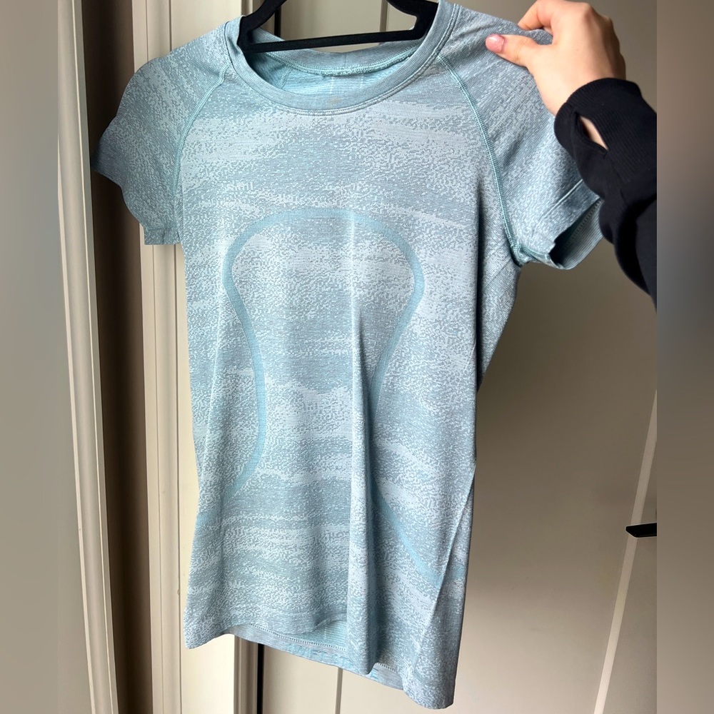 Lululemon Swiftly Tech short sleeve shirt size 6 grey/blue